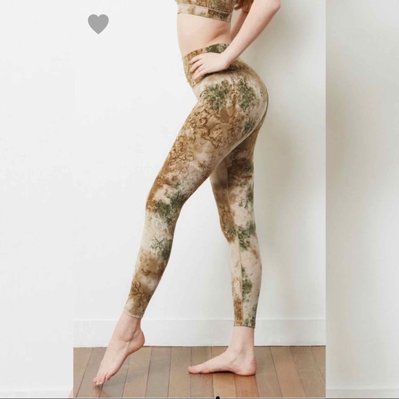 Lisa Yoga Set- Cloud Khaki - Picture 3 of 7